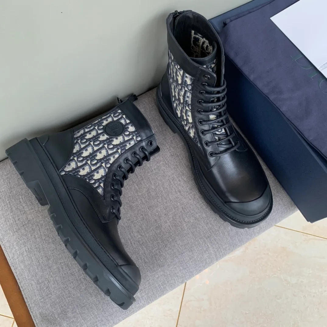 [DIOR] Top P: 920💰 Number of yards: 39~44 (38.45 custom-made, non-refundable) Dior Dior~ Winter series, original 1:1 development Casual men's leather shoes Made with heavy investment, shoes and boots are made of imported cowhide + imported Dior special fabric Not easily deformed black cowhide lining Dior large hardware inlay Original TPU vacuum outsole, black cowhide Black open edge beads Military green suede Black suede Khaki suede leather is crafted by a large factory, and the perfect product is only prepared for you who know your taste! Any comparisons are welcome.